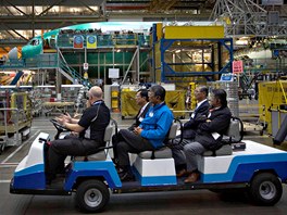 V továrn Boeingu v americkém Everettu se mohou zájemci o koupi podívat pímo...