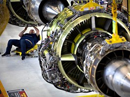 Píprava motoru pro Boeing 737-900 v továrn Renton nedaleko amerického Seattlu