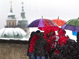 Turisté na praském Hradanském námstí se brání detníky ped snhovou...