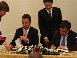 Ministi obrany Alexandr Vondra (vpravo) a Martin Glvá podepisují dohodu o...