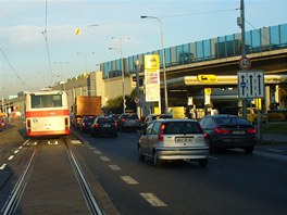 Nov vyhrazen jzdn pruh pro autobusy na Zahradnm Mst ve vehlov ulici.