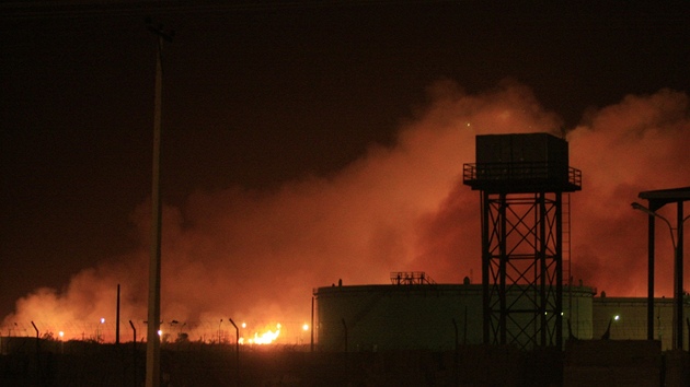 Poár zbrojovky v súdánském Chartúmu (24. íjna 2012)