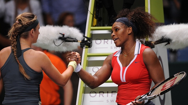DKY ZA HRU. Spokojen Serena Williamsov zdrav Viktorii Azarenkovou, kterou porazila ve dvou setech  a zajistila si postup do semifinle z prvnho msta.