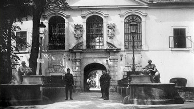 V roce 1934 v děčínském zámku sídlila Československá armáda. To si ještě kašny zachovávaly původní vzhled.