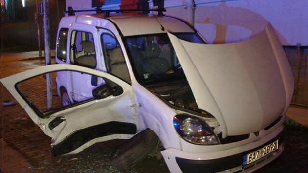 Nehoda vozidla zchrann sluby a osobnho vozu Renault v Ocelsk ulici v Praze (21. jna 2012)
