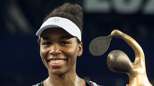 VTZKA S TROFEJ. Venus Williamsov slav vtzstv na turnaji v Lucemburku.