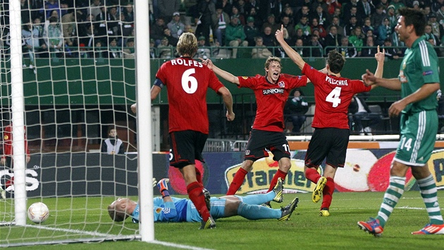JSOT. Fotbalist Leverkusenu se raduj po glu v sti Rapidu Vde, kter vstelil Philipp Wollscheid (v ervenm zcela vpravo). 