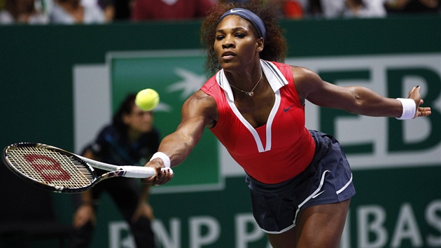 TOHLE MM. Serena Williamsov se natahuje pro mek ve finle Turnaje mistry.