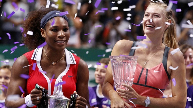 VTZKA A PORAEN. Serena Williamsov (vlevo) a Maria arapovov po vzjemnm zpase ve finle Turnaje mistry.