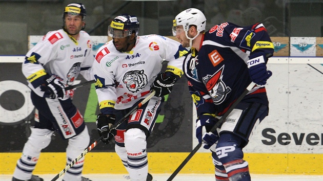 Libereck Wayne Simmonds (uprosted) v utkn proti Chomutovu.