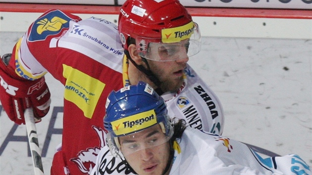 Tineck Luk Gavlas (vzadu) v souboji s Petrem Strapem z Vtkovic.