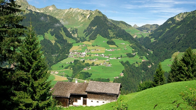 Pohled pes rozptlenou zstavbu obce Fontanella na Glatthorn (vlevo), nejvy vrchol Bregenzerwaldu
