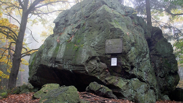 Legendami opředený Čertův kámen. Na některých mapách je ale označován názvem Ostrý kámen.