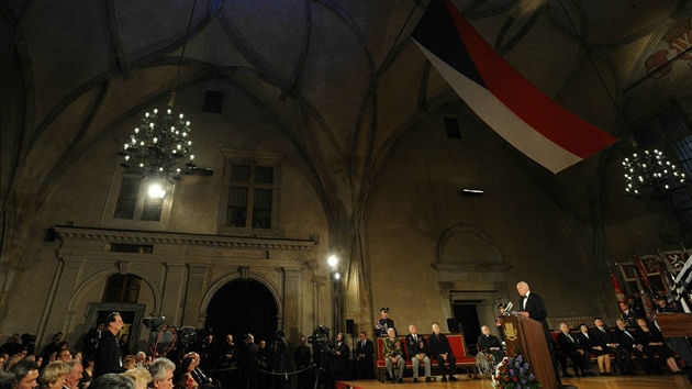 Prezident Vclav Klaus pi projevu ve Vladislavskm sle Praskho hradu, kde pot udloval sttn vyznamenn (28. jna 2012)