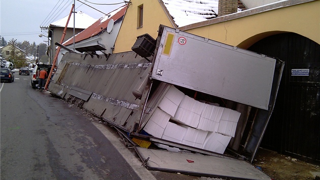 V Drahonicch na Strakonicku se vysypal kamion s paprem.