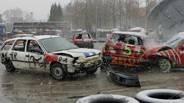 Vraky starých aut se utkaly pi demoliním derby na budjovickém výstaviti.