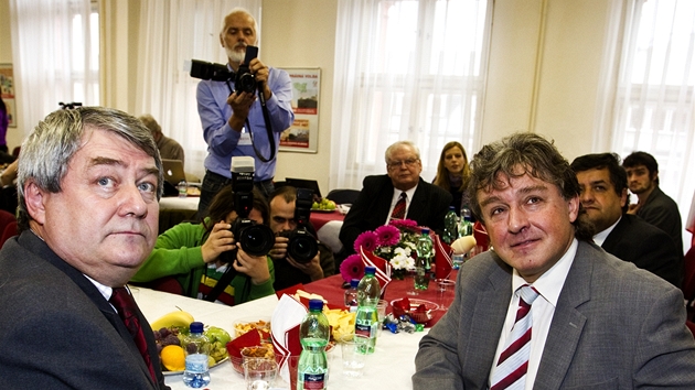 Vojt�ch Filip a Ji�� Dolej� z KS�M sleduj� v�sledky sen�tn�ch voleb (20. ��jna