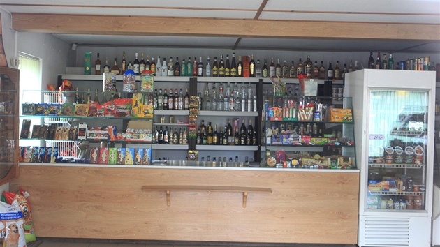 Obchod v Mezimst-Starostn, kde celnci zajistili 240 lahv podezelho alkoholu. (23. 10 2012)