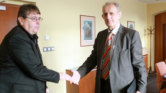 Hejtman Lubomír Franc (ČSSD) a předseda KSČM v hradeckém kraji Otakar Ruml (vpravo). 