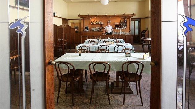 V restauraci se host dky dobovmu interiru penese do prvorepublikovch let. 