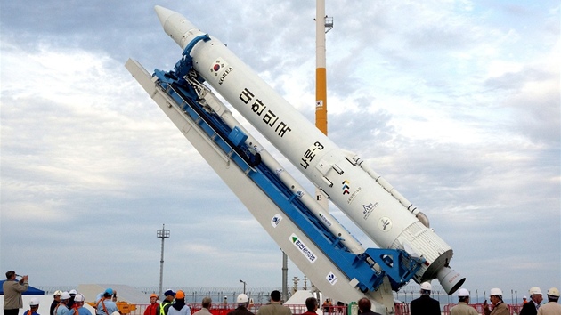 Vztyovn KSLV-1 (nebo Naro-1) na startovac ramp ped pozdji zruenm jnovm startem. 