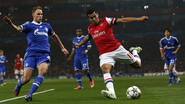 Santos z Arsenalu nasazuje ke stele v domcm duelu se Schalke 