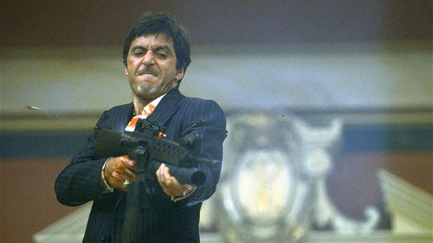 Ve finle Zjizven tve stl Tony Montana (Al Pacino) protivnky z balkonu sv rezidence.
