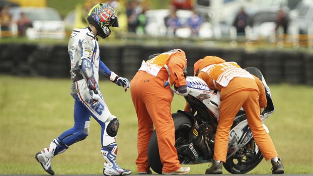 JAK TO VYPAD. Karel Abraham pichz zkontrolovat, jak vypad jeho motocykl. esk jezdec do zvodu nastoupil, skonil devt a bodoval potvrt za sebou. 