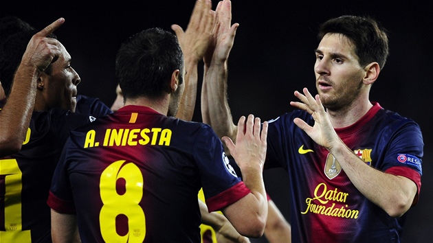 DOBE, HOI. Fotbalist Barcelony se raduj z glu, kter vstelil Andrs Iniesta.