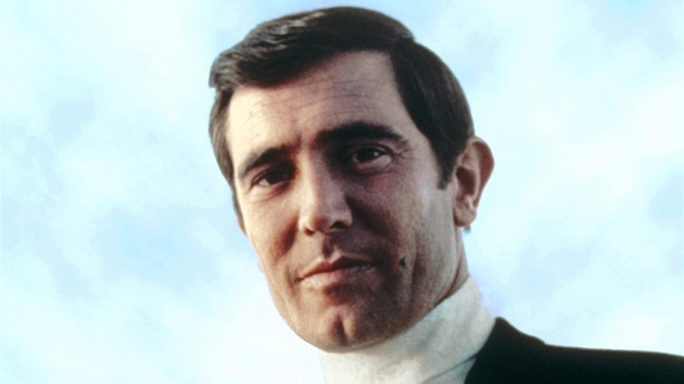 George Lazenby jako agent 007 James Bond ve filmu V tajn slub Jejho Velienstva (1969)