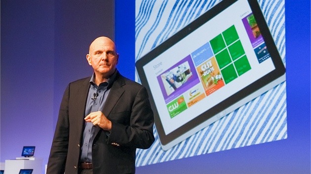 ��f Microsoftu Steve Ballmer p�edstavuje Windows 8 a tablety Surface na velkolep� prezentaci v New Yorku (25. ��jna 2012)