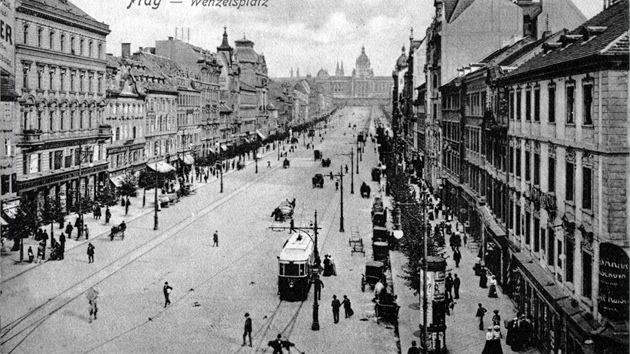 Václavské námstí kolem roku 1901, v prvním období elektrických tramvají, kdy...