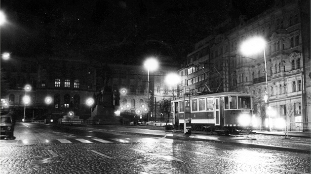 Úpln poslední tramvaj (snhový pluh) na Václavském námstí - 13. 12. 1980