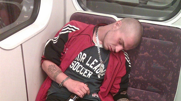 Ani energy drink nedokázal zabránit tomuto cestujícímu, aby neusnul.