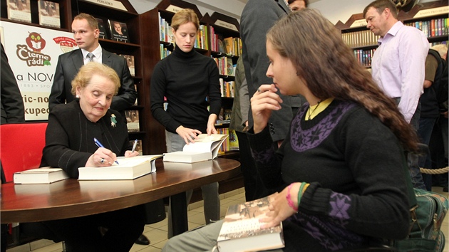 Autogramida Madeleine Albrightov v brnnskm knihkupectv Barvi a Novotn pi pleitosti vydn eskho pekladu jej knihy Prask zima. Akce pilkala stovky ten.