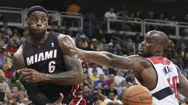 LeBron James (vlevo) z Miami pihv kolem Emeky Okafora z Washingtonu.