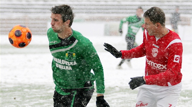 OPATRN. Pardubick fotbalista Tom Prorok (vpravo) se sna brnit Tome Vanka ze Sokolova. 