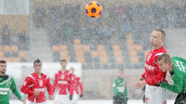 ORANOV BALON. Fotbalist Pardubic a Sokolova (v zelenm) se museli vyrovnat s nepjemnm poasm. 