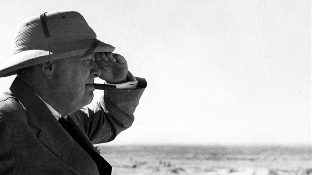 "Dalo by se říci, že do El Alameinu jsme nevyhráli. Od El Alameinu jsme nebyli poraženi," řekl Winston Churchill. Na obrázku obhlíží místo budoucích bojů (7. srpna 1942)