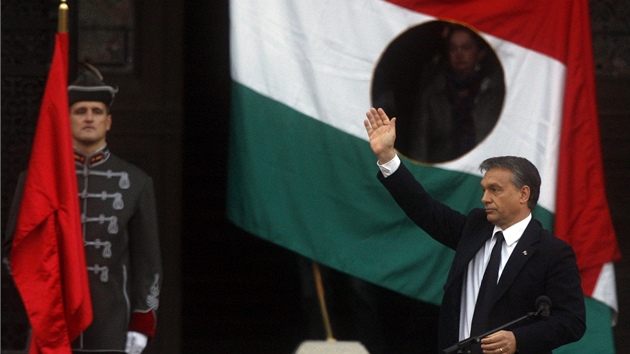 Maarský premiér Viktor Orbán zdraví své píznivce ped symbolem povstání roku