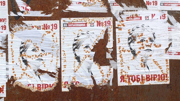 Zbytky pedvolebnch plakt Tymoenkov strany vlast (26. jna 2012)