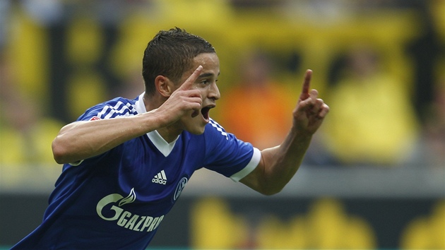 PEKONAL RIVALA. Ibrahim Afellay z Schalke 04 slav trefu v derby proti Dortmundu.