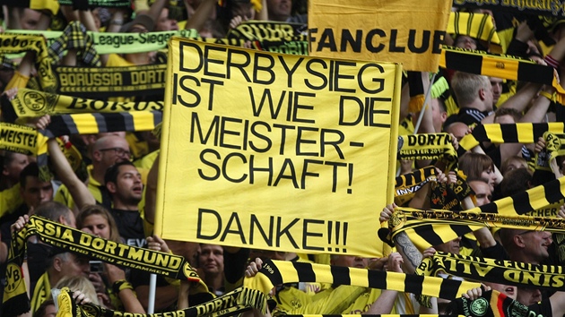 POVZBUZUJC VZKAZ. Vyhrt derby je jako zskat titul, vzkazovali fanouci Dortmundu svmu oblbenmu tmu ped utknm se Schalke. Bohuel pro n slavil vtzstv rival.