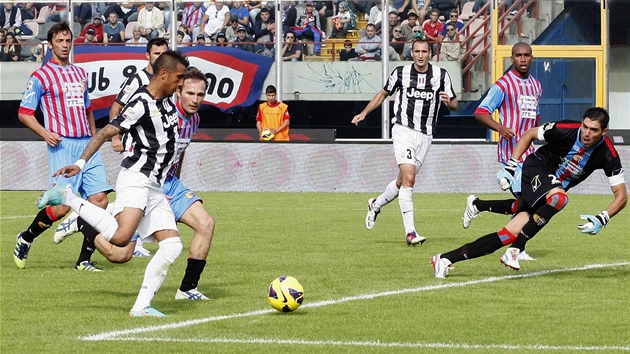 ROZHODUJC MOMENT. Arturo Vidal z Juventusu prv posl m do branky Catanie.