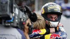 SLÁVA. N�mec Sandro Cortese je prvním sv�tovým �ampionem ve t�íd� Moto3.