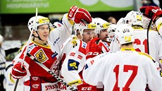 Hokejisté Slavie oslavují výhru v nájezdech na led� Plzn�.