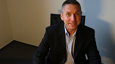 Senátor Jaroslav Zeman odpovídá �tená��m v liberecké redakci MF DNES.