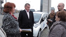 Primátor Bohuslav Svoboda debatuje na Strahov s cestujícími o zmnách v MHD. 