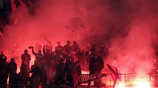 HOÍ. Fanouci Leverkusenu si zatápjí bhem duelu s Rapidem Víde ve tetím
