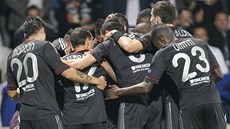 SLAVÍ CELÝ TÝM. Fotbalisté Lyonu se objímají po zásahu v utkání s Bilbaem.